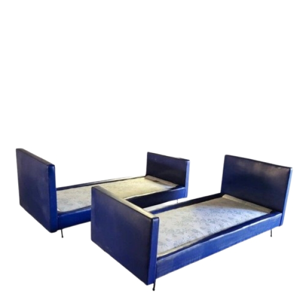 MOD 2031 Paire de daybed recouvert de simili cuir bleu, style de Jacques QUINET circa 1950